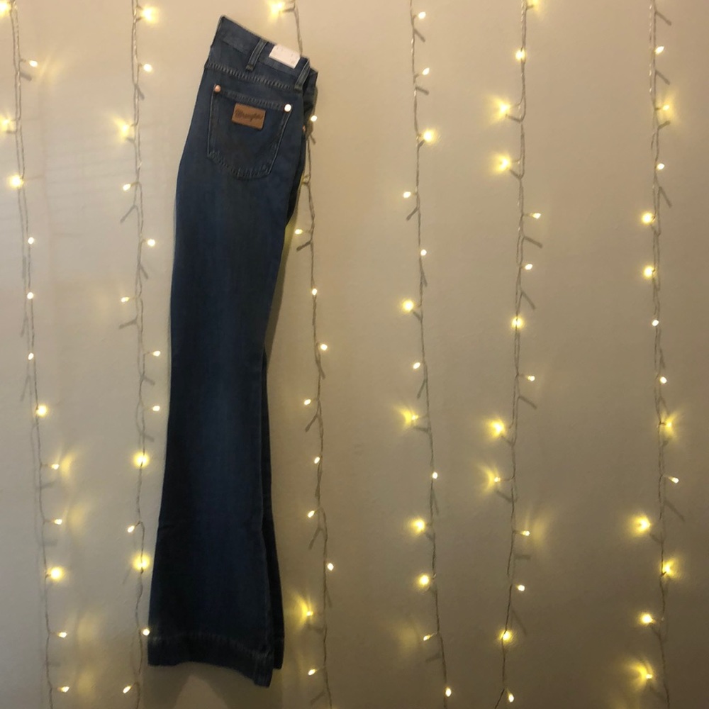 Wrangler High Rise Flare. Size 27